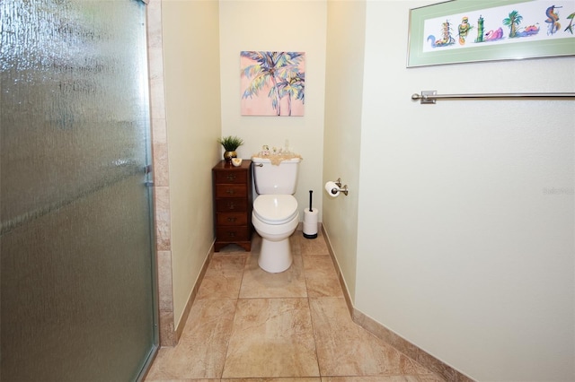 full bathroom featuring baseboards, toilet, and a shower stall