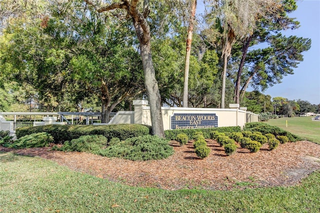 community sign featuring a yard