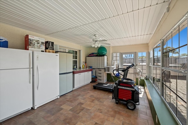 sunroom with ceiling fan