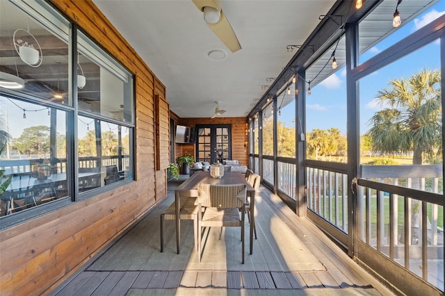 sunroom with ceiling fan