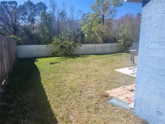 view of yard featuring a fenced backyard