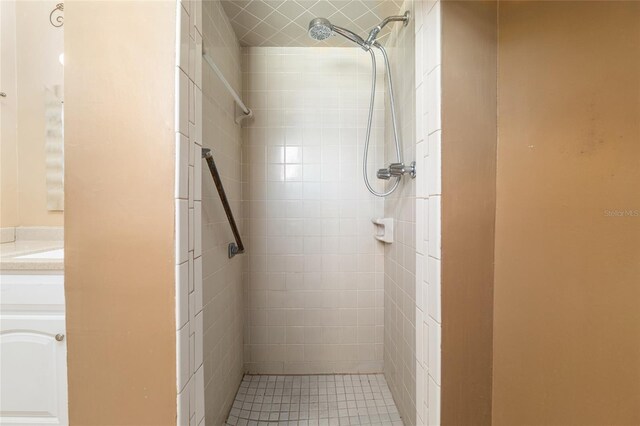 bathroom featuring tiled shower