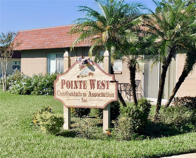 community sign featuring a yard