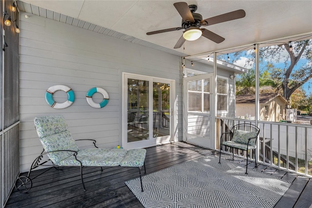 sunroom / solarium featuring a ceiling fan