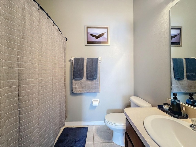 full bath featuring tile patterned flooring, baseboards, toilet, a shower with curtain, and vanity