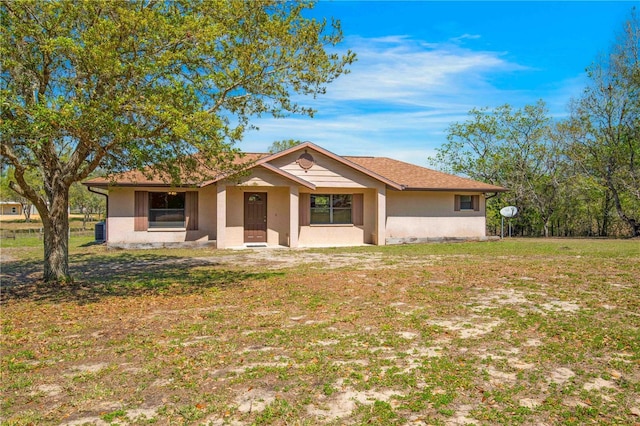 view of front of house featuring a front yard and stucco siding