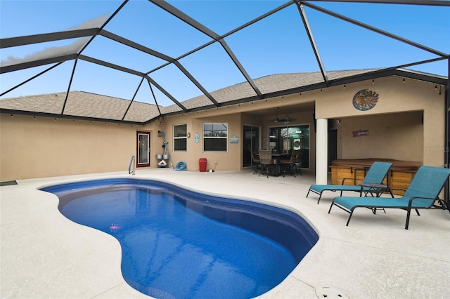 outdoor pool with a lanai, a jacuzzi, a ceiling fan, and a patio