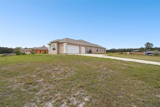 view of front of home featuring a front lawn, an attached garage, and driveway