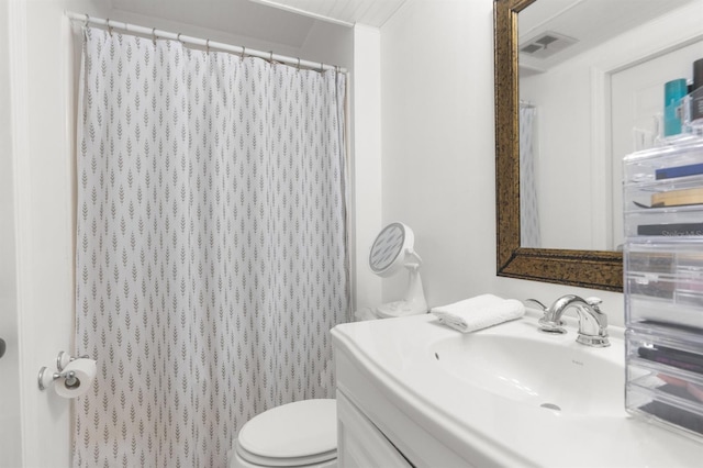 full bathroom featuring vanity, toilet, a shower with curtain, and visible vents