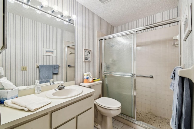 full bathroom featuring a textured ceiling, a stall shower, and wallpapered walls