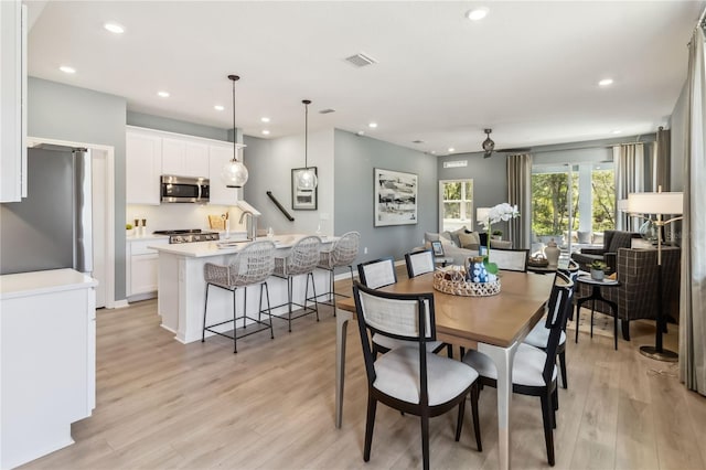 dining area featuring visible vents, recessed lighting, light wood-type flooring, and baseboards