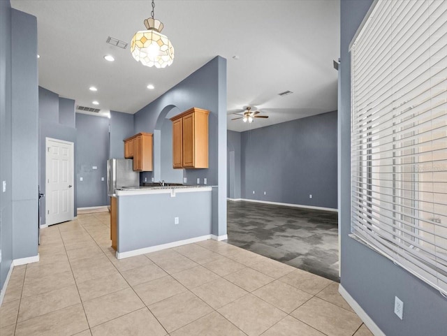 kitchen featuring a peninsula, visible vents, open floor plan, and ceiling fan