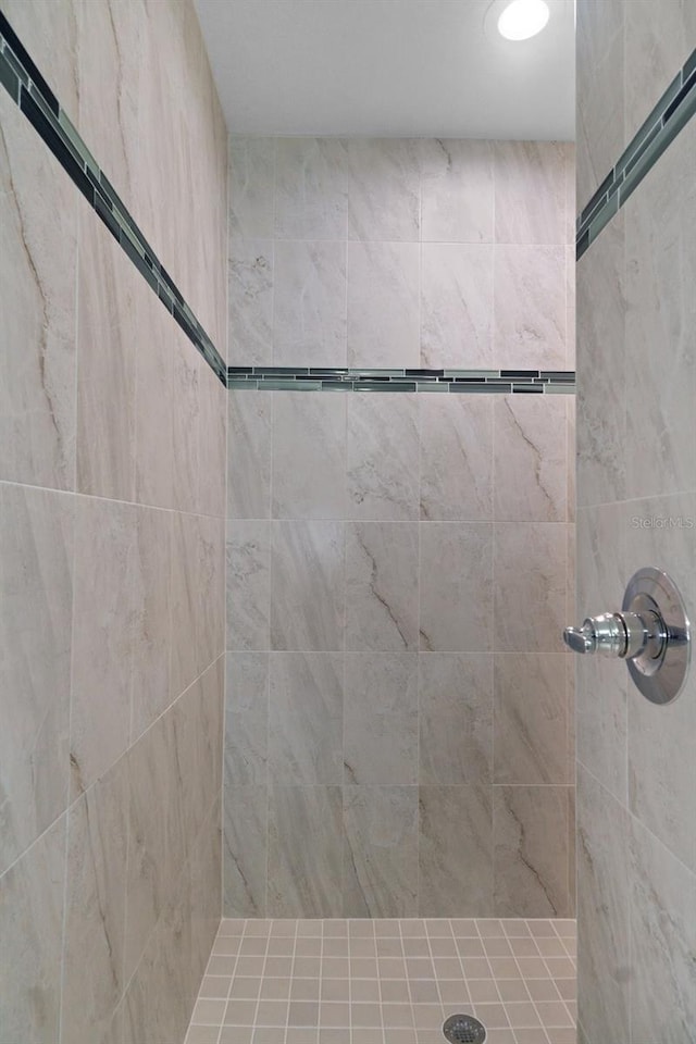 bathroom featuring tiled shower