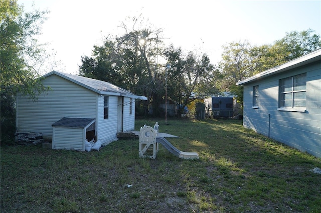 view of yard with an outbuilding