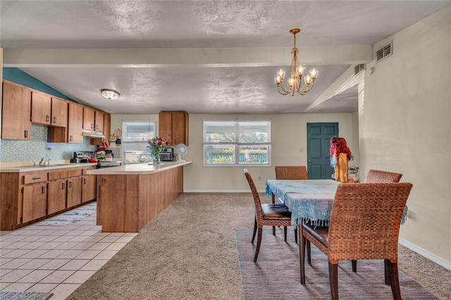 kitchen with visible vents, electric range, under cabinet range hood, an inviting chandelier, and light countertops