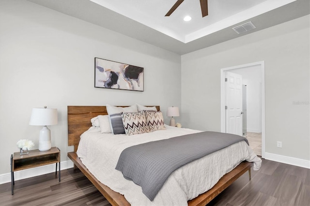 bedroom with a ceiling fan, wood finished floors, baseboards, visible vents, and recessed lighting