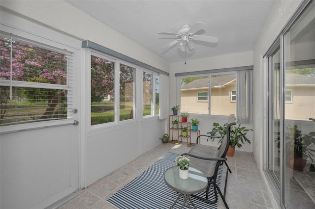 sunroom with ceiling fan