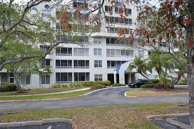 view of apartment building / complex