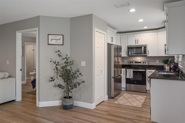 604 Kinnear Dr, Brooksville, FL 34601 - kitchen featuring stainless steel appliances, a sink, light wood-style flooring, baseboards, and recessed lighting