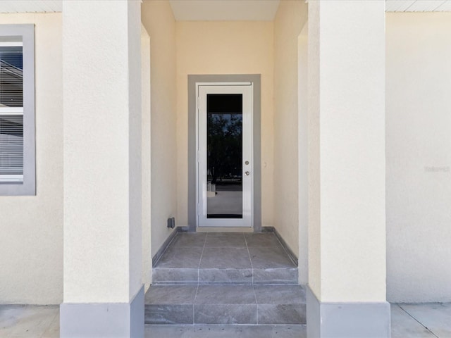 property entrance featuring stucco siding