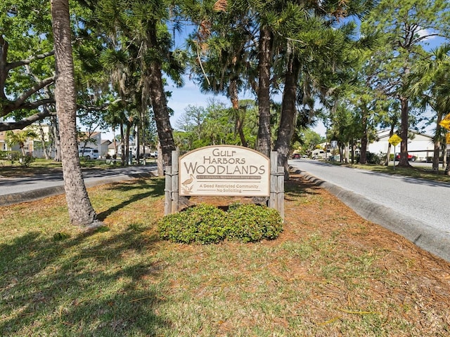 community / neighborhood sign with a residential view