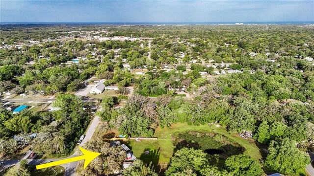 birds eye view of property featuring a forest view
