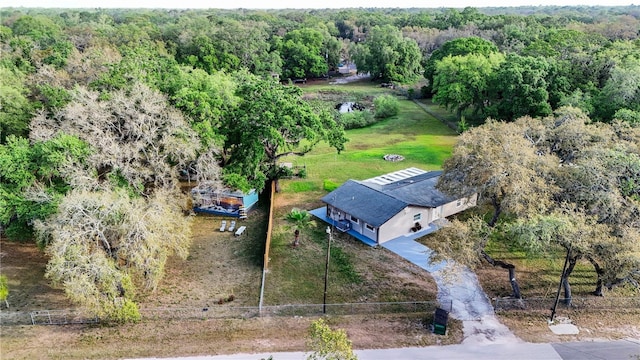 birds eye view of property featuring a forest view
