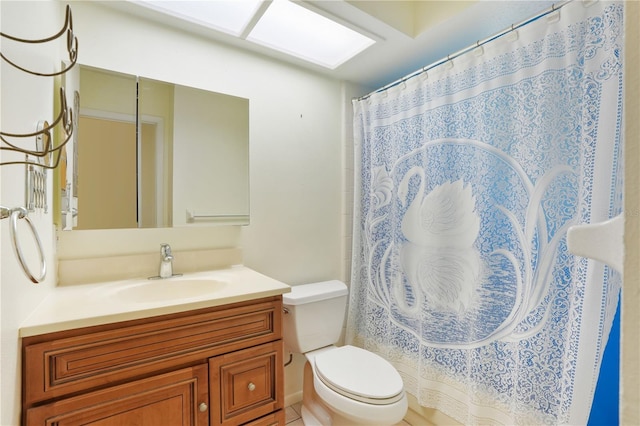 full bathroom with curtained shower, toilet, and vanity