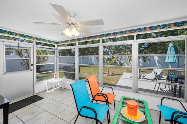 sunroom with ceiling fan