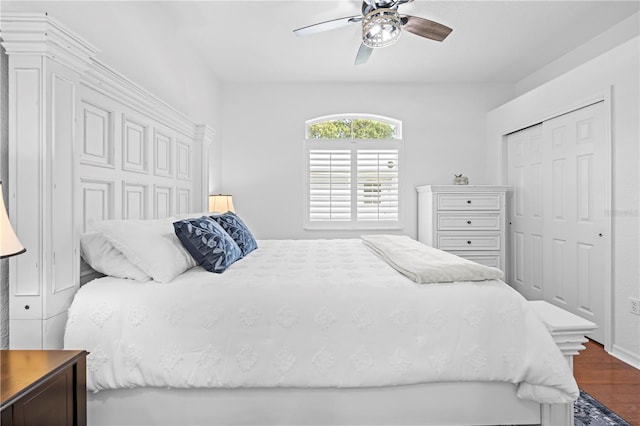 bedroom featuring a ceiling fan, dark wood-style floors, and a closet