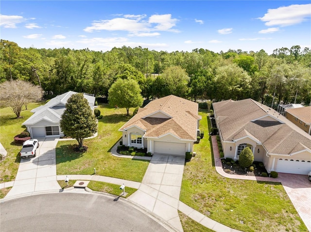 birds eye view of property featuring a forest view
