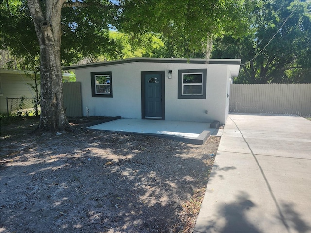 825 Lincoln Ave, Tarpon Springs, FL 34689 - view of outdoor structure featuring fence