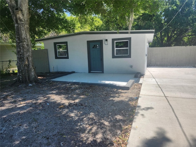 825 Lincoln Ave, Tarpon Springs, FL 34689 - view of front facade featuring stucco siding and fence
