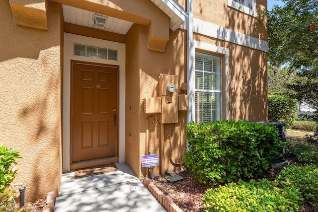 view of exterior entry featuring stucco siding