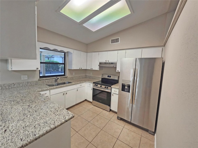 18232 Monteverde Dr, Spring Hill, FL 34610 - kitchen with visible vents, under cabinet range hood, a sink, lofted ceiling, and stainless steel appliances