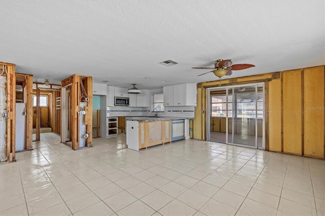 13815 Plumosa Ave, Hudson, FL 34667 - kitchen featuring stainless steel appliances, visible vents, a textured ceiling, and a ceiling fan