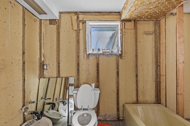 13815 Plumosa Ave, Hudson, FL 34667 - full bathroom featuring a bath and toilet