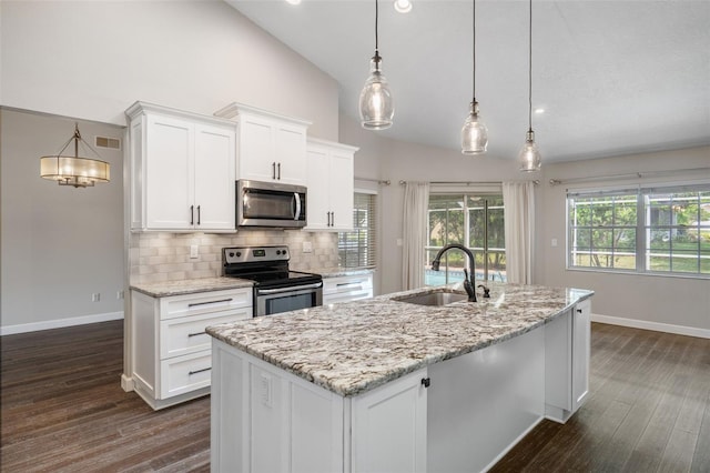6095 W Douneray Loop, Crystal River, FL 34429 - kitchen with stainless steel appliances, visible vents, a sink, baseboards, and tasteful backsplash