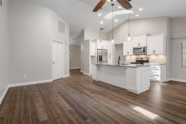 6095 W Douneray Loop, Crystal River, FL 34429 - kitchen with a ceiling fan, a sink, stainless steel appliances, visible vents, and dark wood-style floors