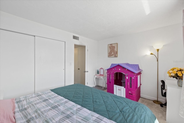 5106 Blue Heron Dr, New Port Richey, FL 34652 - bedroom with baseboards, visible vents, and a closet