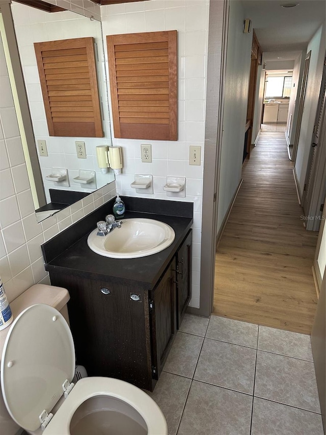 1412 Wexford Dr N, Palm Harbor, FL 34683 - half bath with tile walls, tile patterned flooring, tasteful backsplash, vanity, and toilet