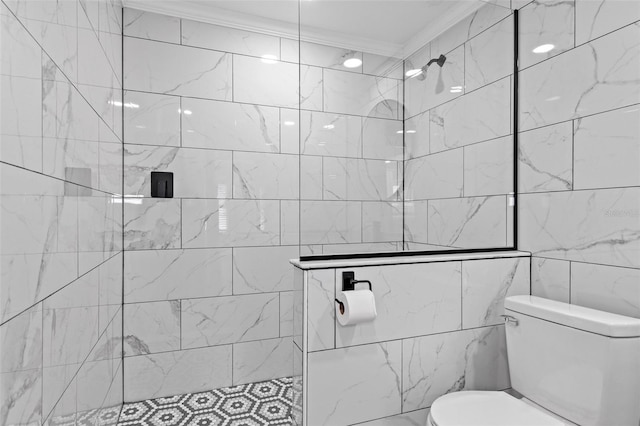 full bathroom with crown molding, a tile shower, and toilet