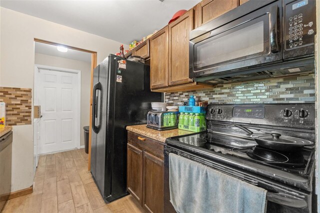 9640 Northcliffe Blvd, Spring Hill, FL 34608 - kitchen featuring black appliances, light countertops, backsplash, and light wood-type flooring