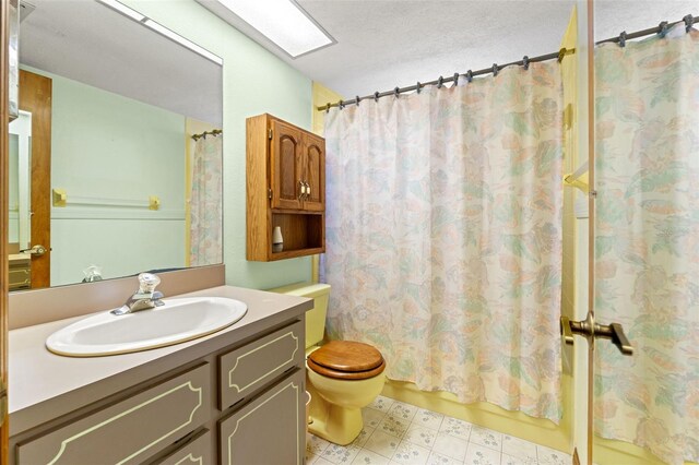 3029 Harrow Rd, Spring Hill, FL 34606 - full bath featuring shower / tub combo with curtain, vanity, toilet, tile patterned floors, and a textured ceiling
