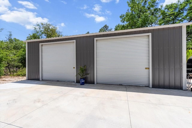 view of detached garage