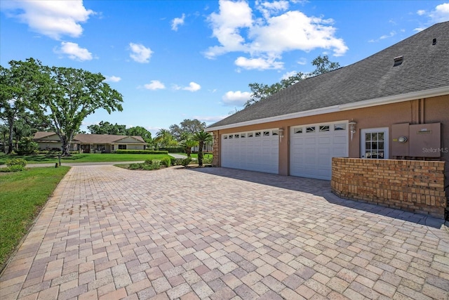 888 Royal Birkdale Dr, Tarpon Springs, FL 34688 - garage featuring decorative driveway