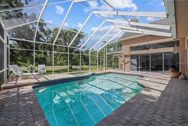 888 Royal Birkdale Dr, Tarpon Springs, FL 34688 - outdoor pool with a patio, an in ground hot tub, and glass enclosure