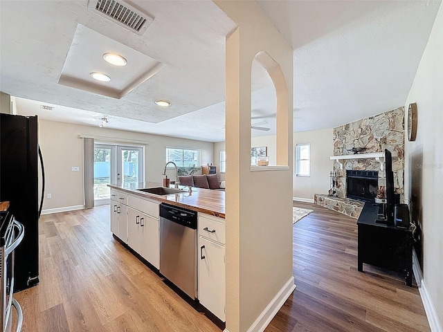 kitchen with a sink, appliances with stainless steel finishes, open floor plan, and visible vents