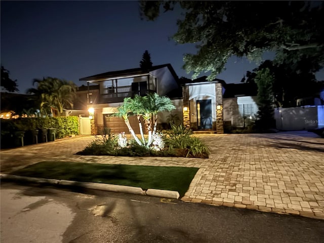 210 S Hale Ave, Tampa, FL 33609 - view of front facade featuring a balcony and decorative driveway