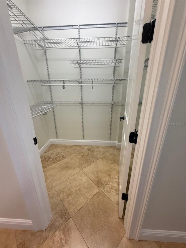210 S Hale Ave, Tampa, FL 33609 - view of spacious closet
